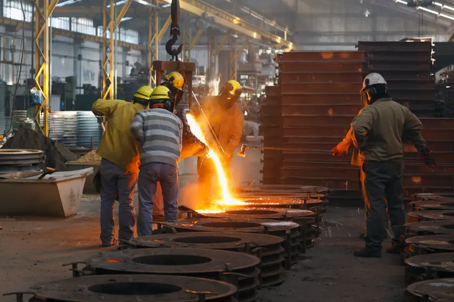 Foundry floor with molten metal